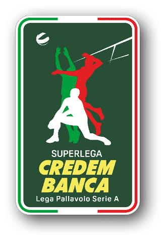 Tre persone stilizzate in azione di gioco di pallavolo con sfondo verde e bordi tricolore accompagnate dal testo Superlega Credem Banca Lega Pallavolo Serie A. Descrizione generata da AI