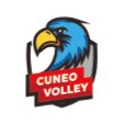 Logo sportivo con un'aquila stilizzata e la scritta Cuneo Volley su sfondo rosso. Descrizione generata da AI