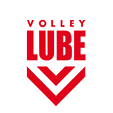 Logo rosso con la scritta VOLLEY sopra la parola LUBE in caratteri grandi e due frecce a forma di V rivolte verso il basso. Descrizione generata da AI