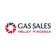 Logo con un simbolo circolare formato da frecce rosse e blu accompagnato dal testo Gas Sales Volley Piacenza in caratteri blu e rossi. Descrizione generata da AI