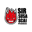 Logo stilizzato di una fiamma rossa con un volto arrabbiato e denti aguzzi accanto al testo in grassetto “SIR SUSA SCAI PERUGIA". Descrizione generata da AI