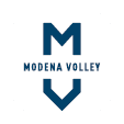 Logo stilizzato con una M sopra e una V rovesciata sotto con la scritta Modena Volley al centro su sfondo bianco. Descrizione generata da AI