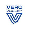 Logo stilizzato con la scritta VERO VOLLEY in caratteri blu e un simbolo a forma di V intrecciata sotto il testo. Descrizione generata da AI